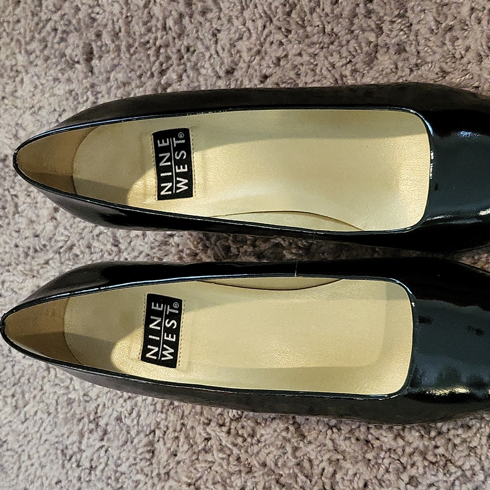 Nine West patent leather pump. - Picture 4 of 4